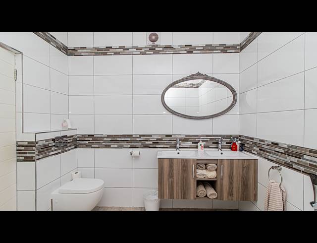 4 BEDROOM HOUSE FOR SALE IN BEACHFRONT